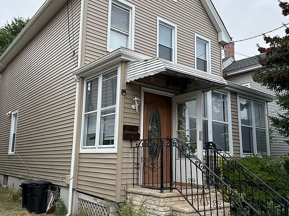 NICE 2 BDRM UNIT 1ST FLOOR LIVING.