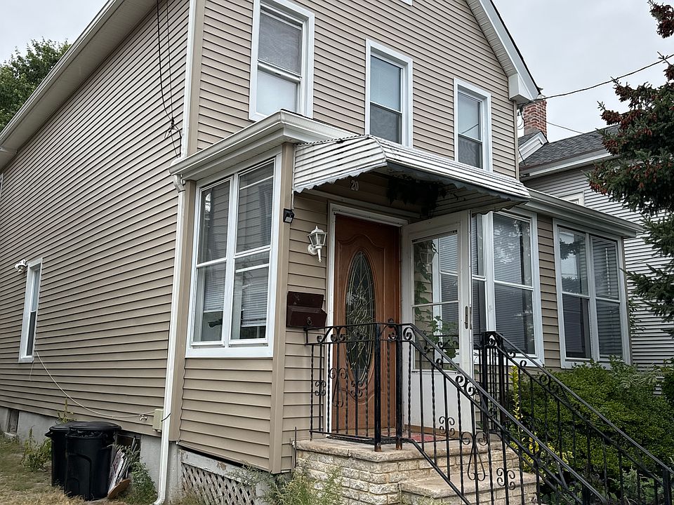 NICE 2 BDRM UNIT 1ST FLOOR LIVING.