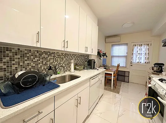 Rented by Realty 2000 Corp | media 9