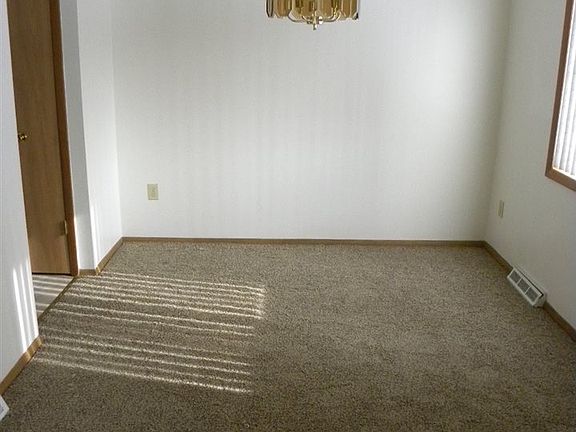 4th image of 70 Glenbrook Ct