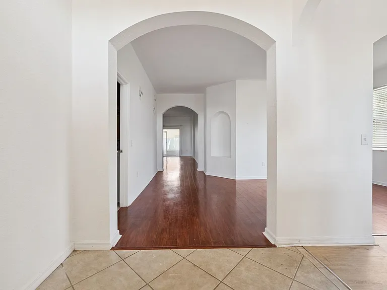 7055 Heatherbrook Dr — Photo 4