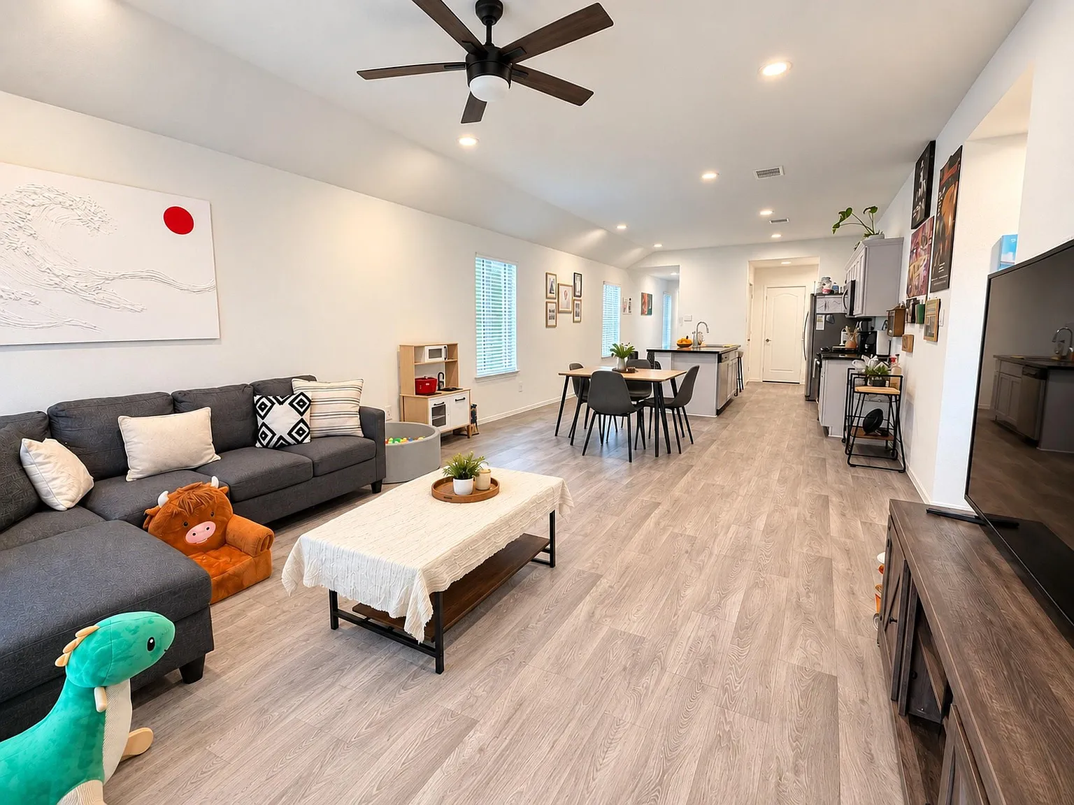 3 bed, 2.0 bath, 1566 sqft, $2,000 — Photo 3