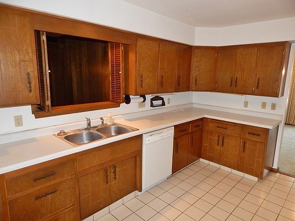 3rd image of 245 Willow Dr