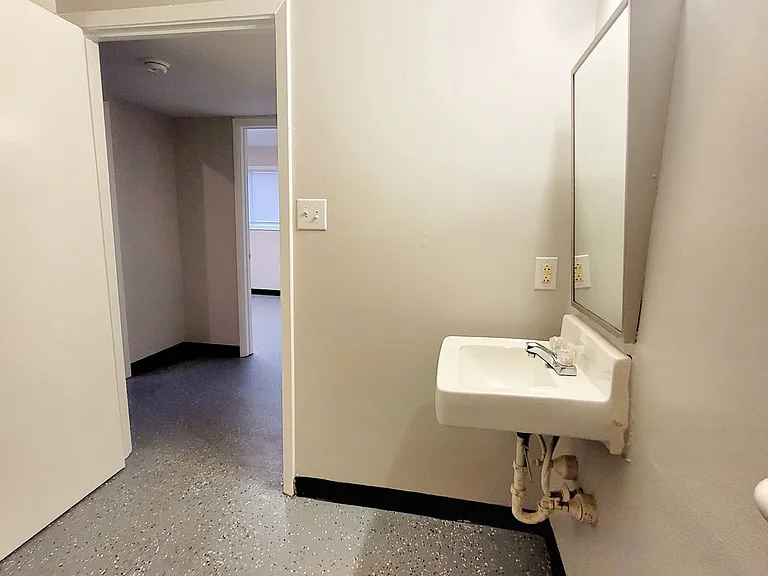 1324 SW Western Ave — Photo 8