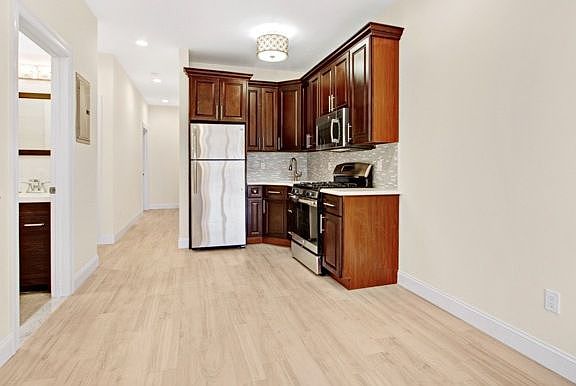 2nd image of 3117 Steinway St #3F