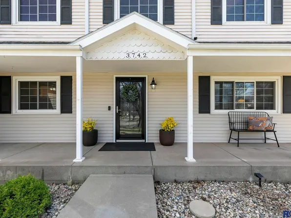3742 S 83rd Street Cir, Lincoln, NE 68506