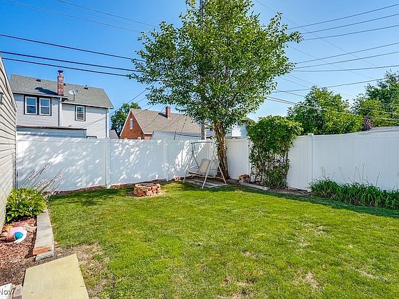 3rd image of 10817 Vernon Ave