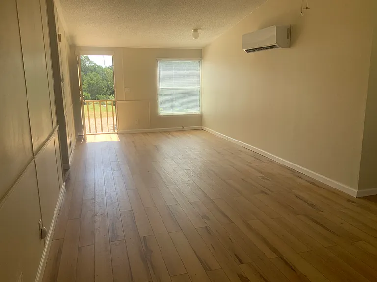 105 N Broadway St — Photo 6