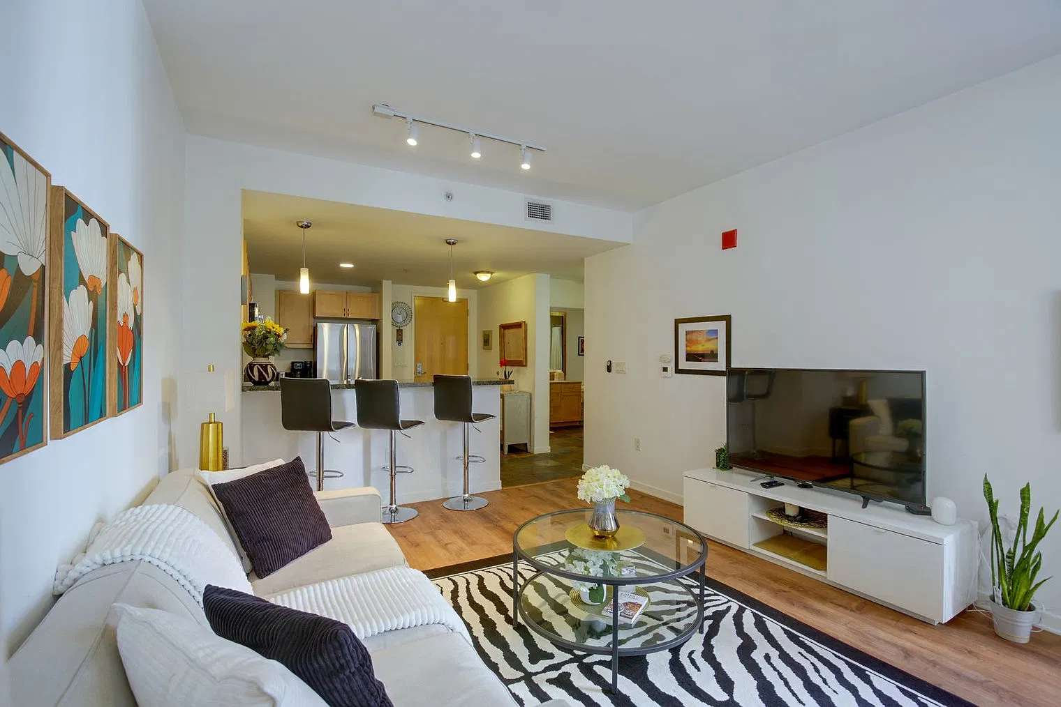 1 bed, 1.0 bath, 731 sqft, $3,808 — Photo 3