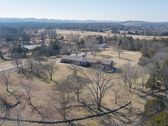 3rd image of 913 Hickory Hills Dr