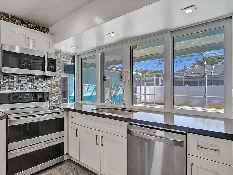 9240 SW 54th St — Photo 4