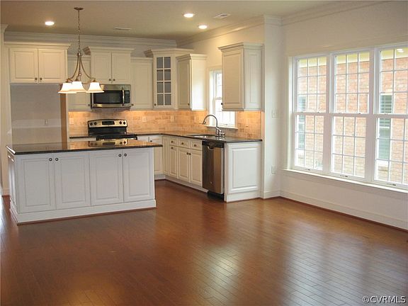 3rd image of 924 Belva Ln #27