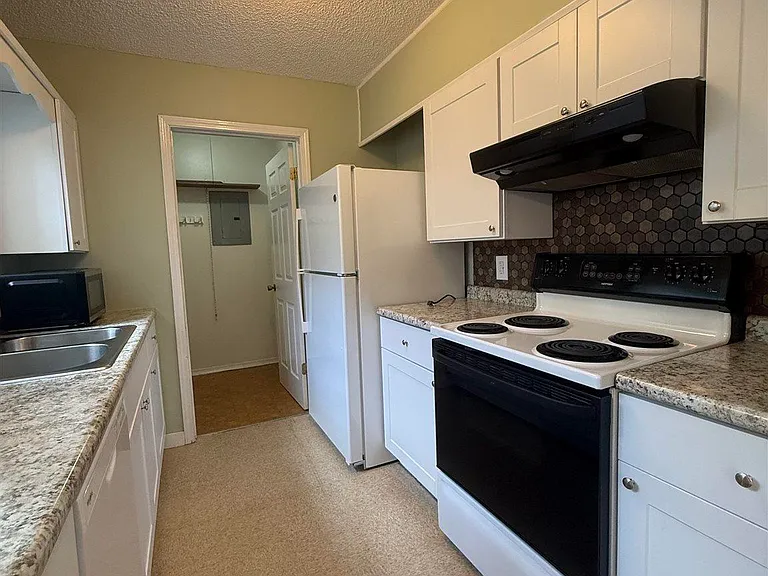 3004 Cedarwood Village Ln — Photo 7
