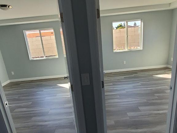 4th image of 808 W 95th St