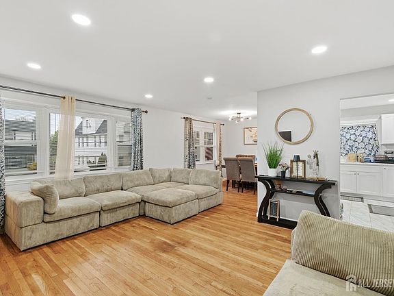 3rd image of 157 Baltimore Ave