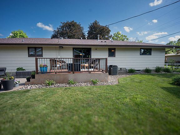 3rd image of 1005 6th Ave SW