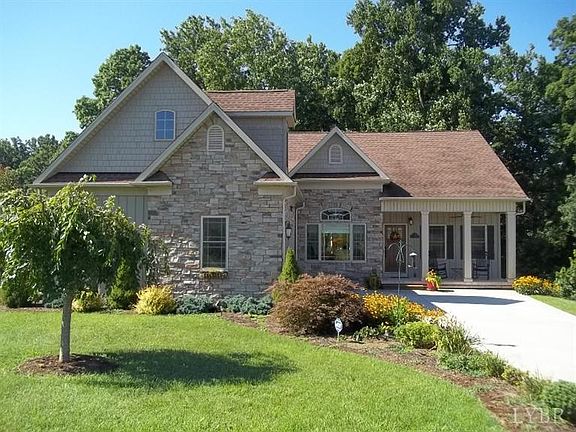 3rd image of 215 Fox Briar Ln