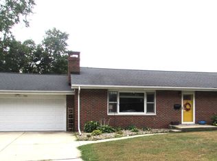 300 Lakeside Ave, Pekin, IL 61554