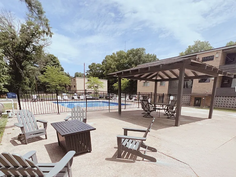 Seven Oaks Apartments — Photo 17