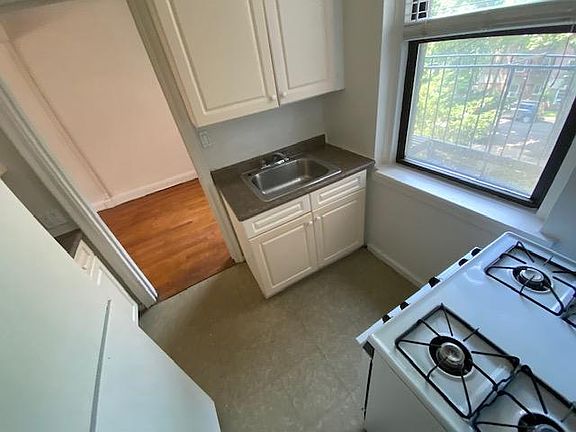 4th image of 650 Gramatan Ave