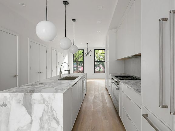 4th image of 617 Warren St #1