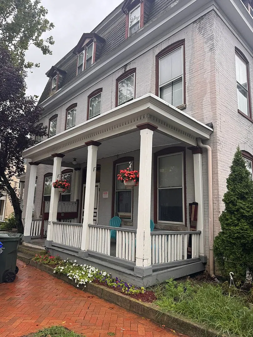 181 S Prospect St — Photo 2