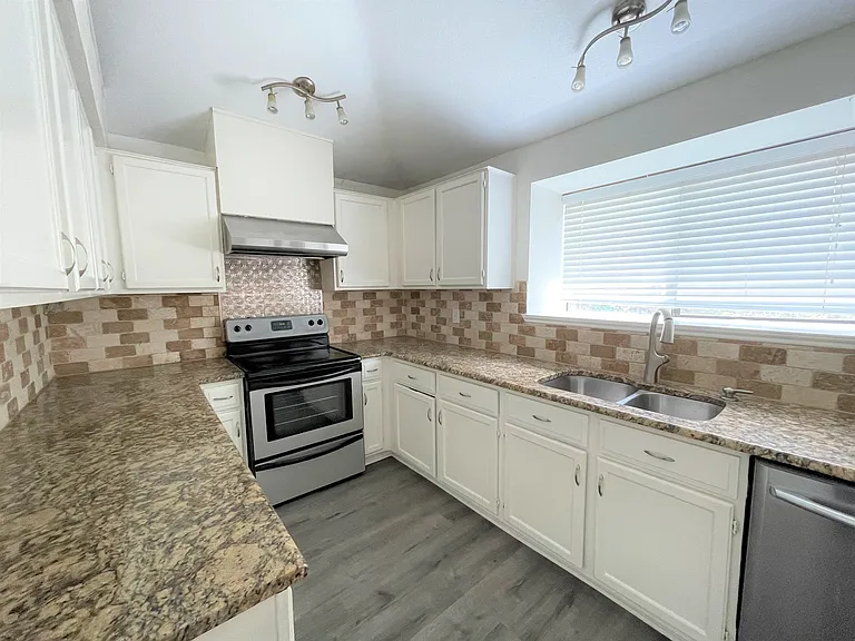 621 Phillips Dr — Photo 7