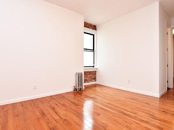 2nd image of 136 Woodside Grn