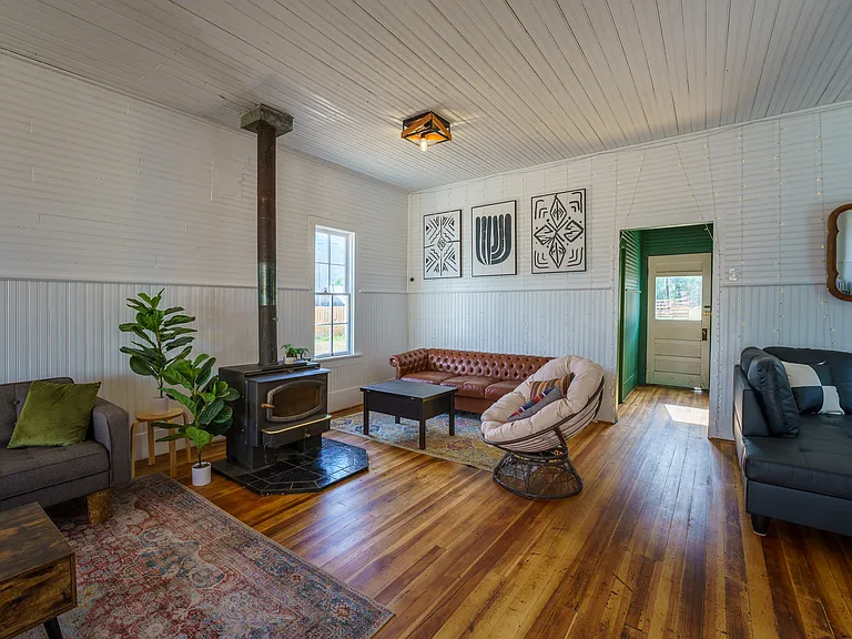 138 Lang St #B — Photo 6