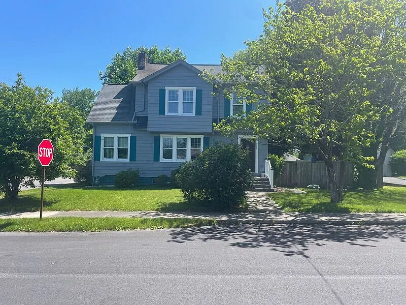 3 bed, 1.5 bath, 1852 sqft, $2,400 — Photo 3