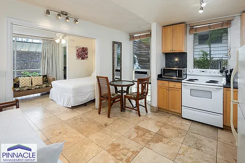 240 Liliuokalani Ave #202 Photo 1