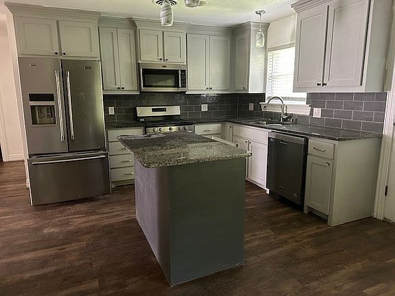 4th image of 1008 Holiday Dr