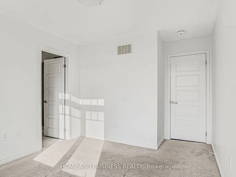1135 Duignan Cres — Photo 16