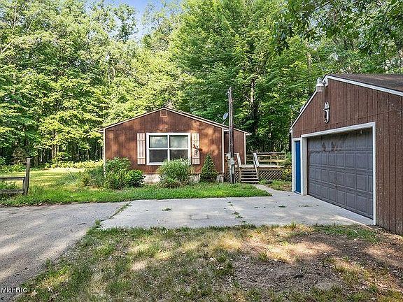 3rd image of 5585 E 82nd St