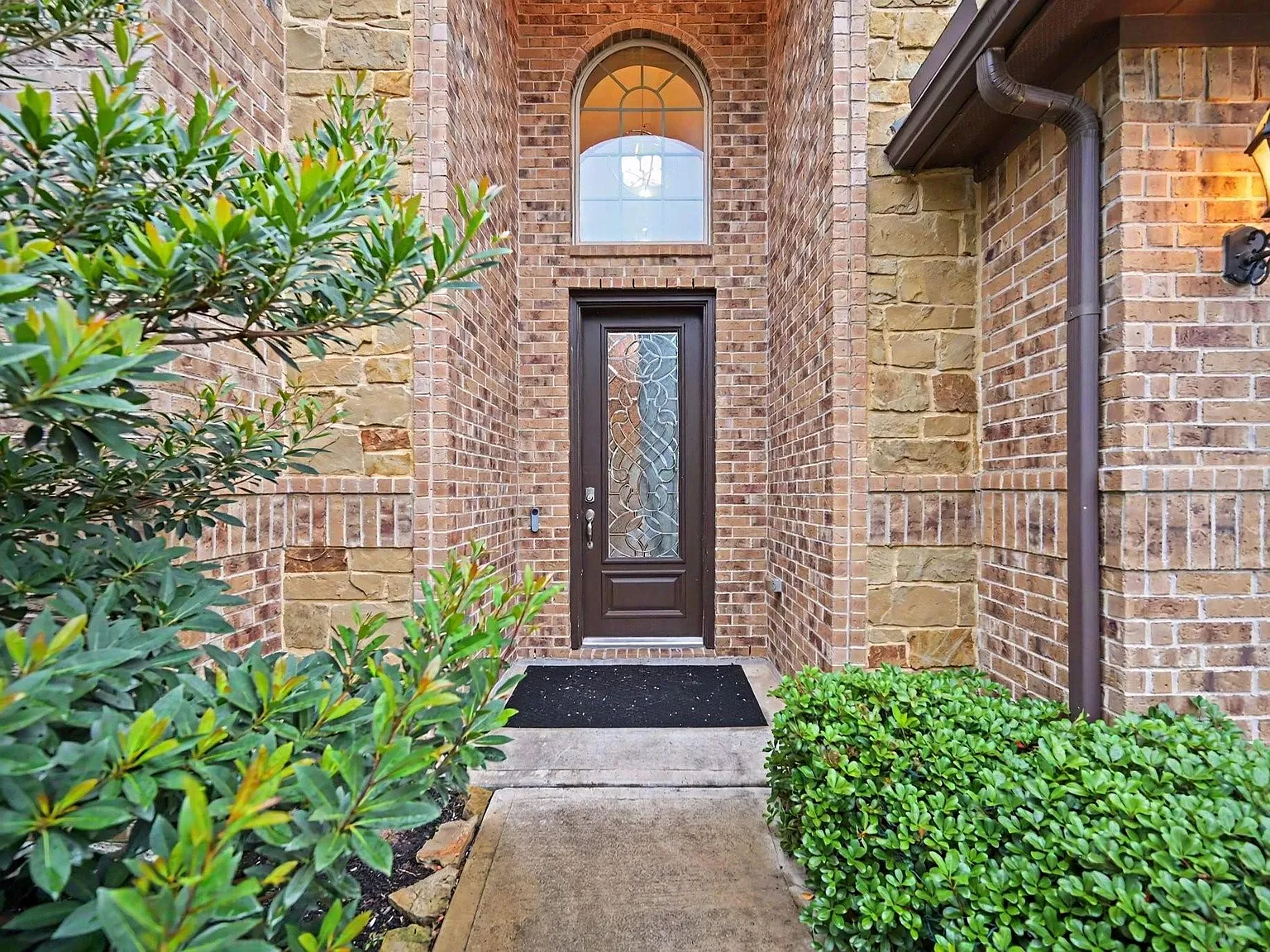 4 bed, 3.5 bath, 3329 sqft, $3,100 — Photo 2