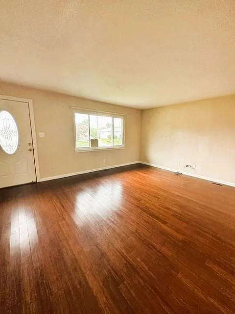 3 bed, 1.5 bath, 1200 sqft, $2,100 — Photo 3