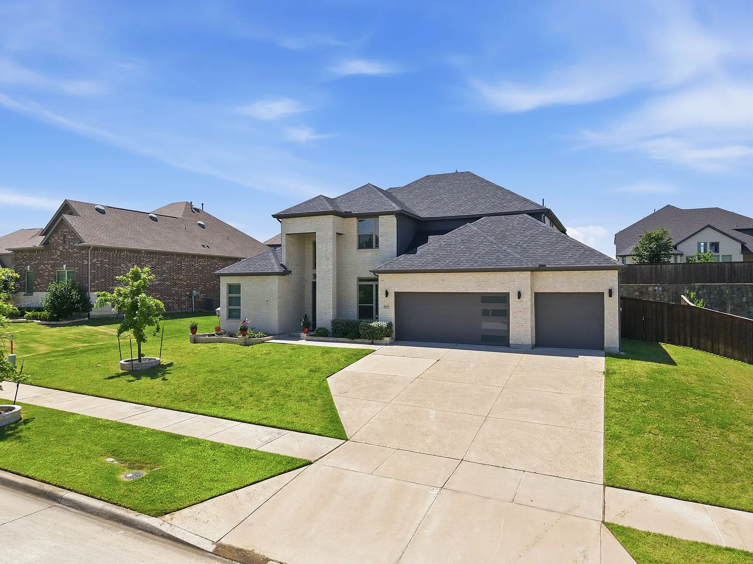 4 bed, 3552 sqft, $4,650 — Photo 4