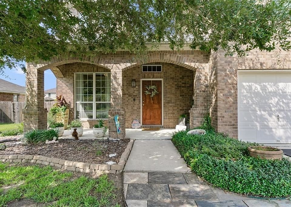 1st image of 105 Castle Dr