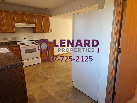 4th image of 721-727 E Kings Carriage Blvd