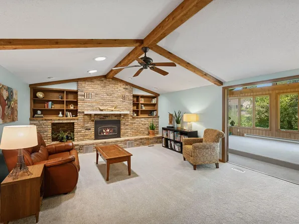 1806 Aglen St, Roseville, MN 55113