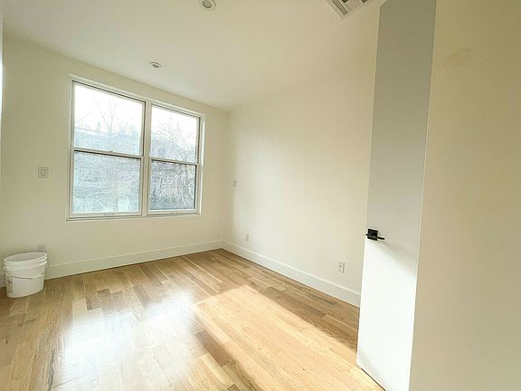 3rd image of 920 Myrtle Ave #U2d