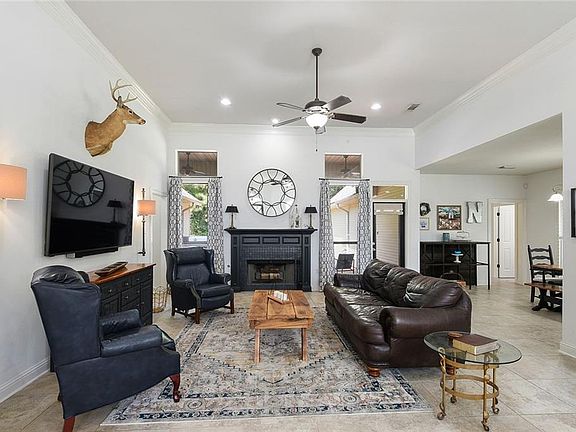 3rd image of 202 Autumn Woods Dr