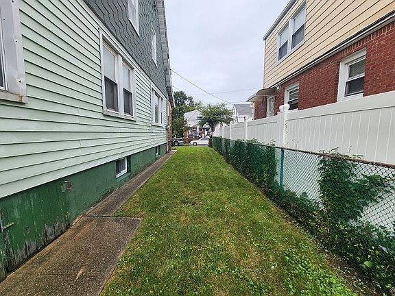 5th image of 21836 132nd Ave