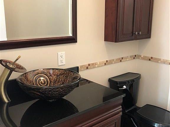 4th image of 519 Maplewood Ln