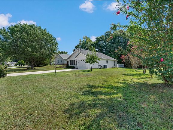 4th image of 611 Hunters Ln