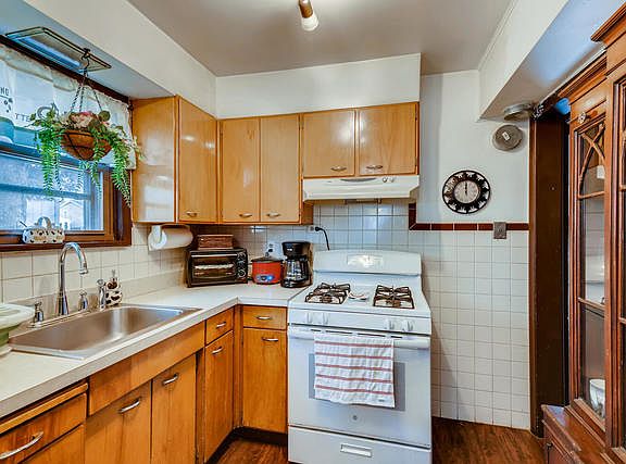 4th image of 10532 Drummond Ave
