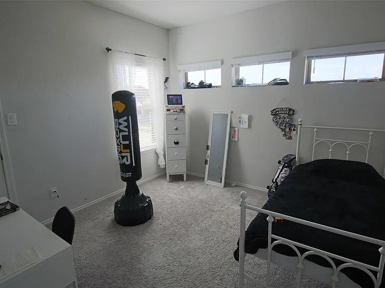 24727 Tanoureen Dr — Photo 32