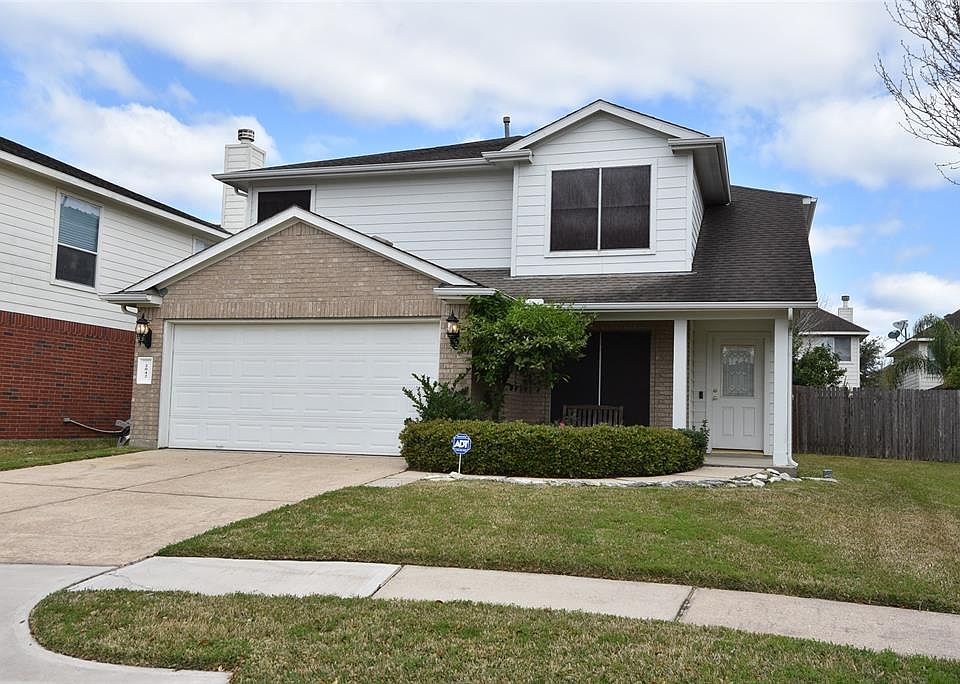Nice curb appeal upon arriving to this beautiful home!