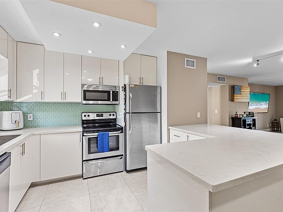 4th image of 8511 Old Country Manor #408