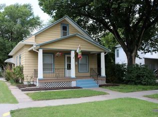 117 N Oak St, Newton, KS 67114